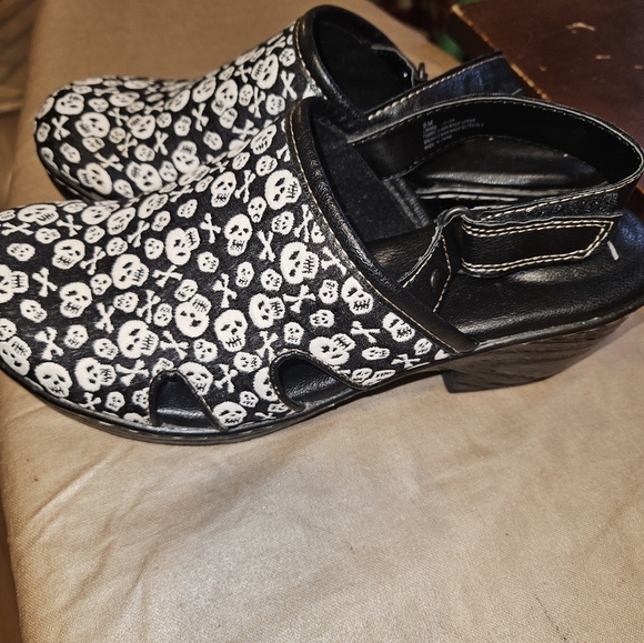 BOC Born Concept Scull & Crossbones slingback clogs, adjustable strap - Picture 5 of 7